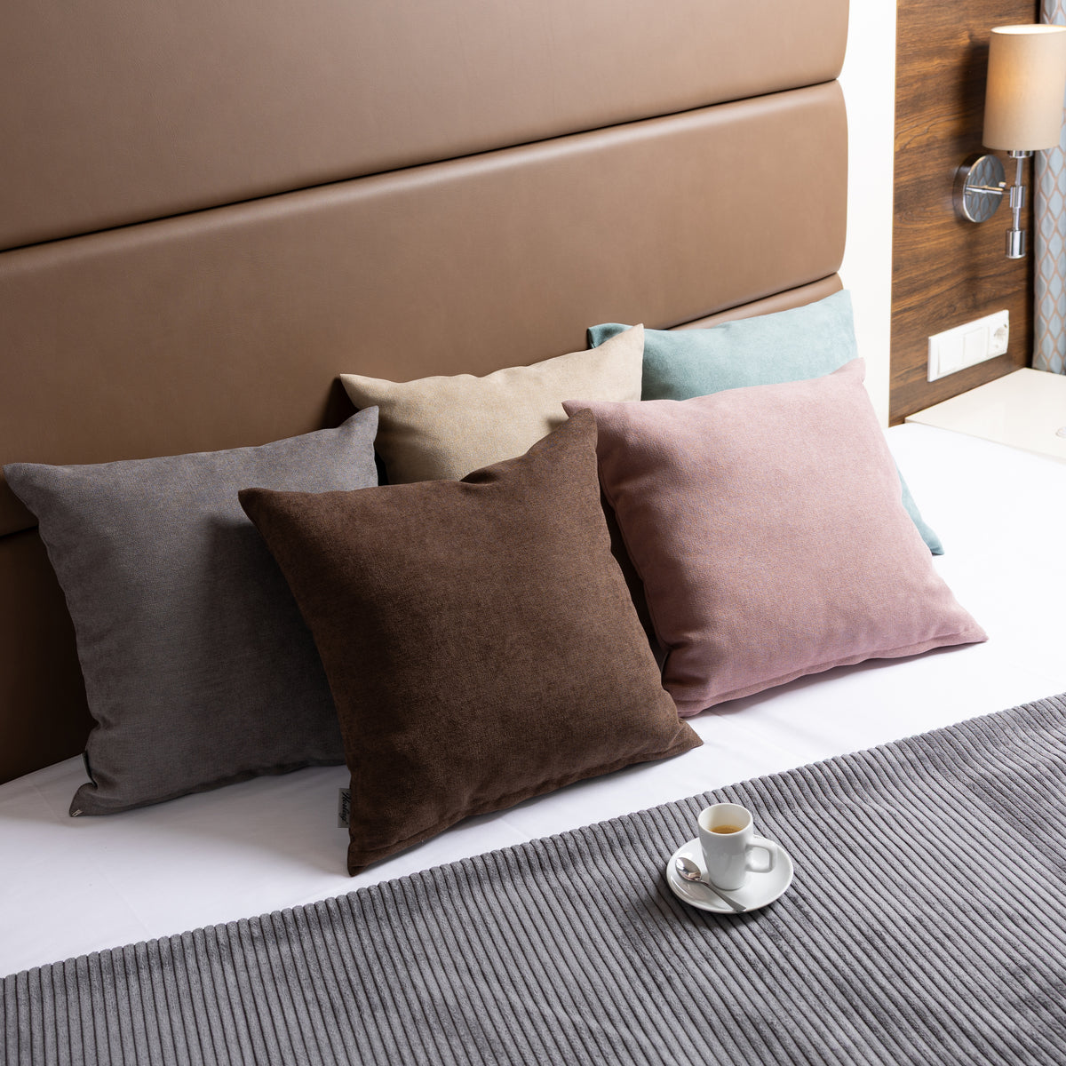 Dekokissen FEEL 50x50cm Braun – waschbar, Öko-Tex – Herlag